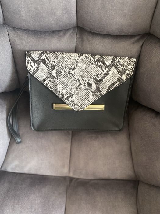 Сумки розвантажую шафу