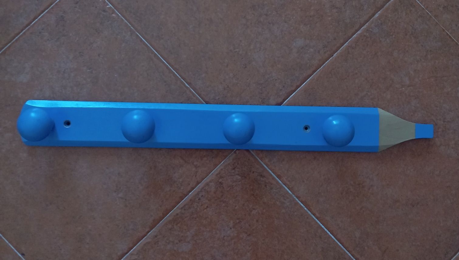Cabide em forma de lápis