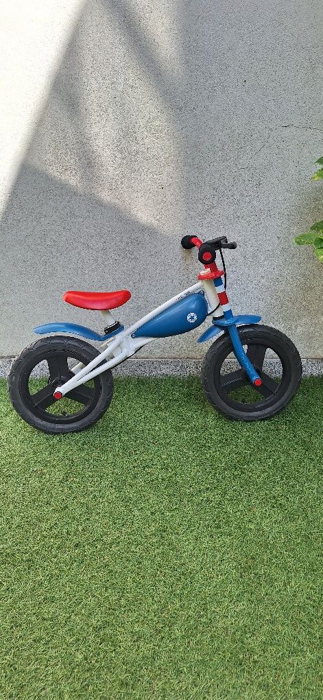 Bicicleta gira sem pedal