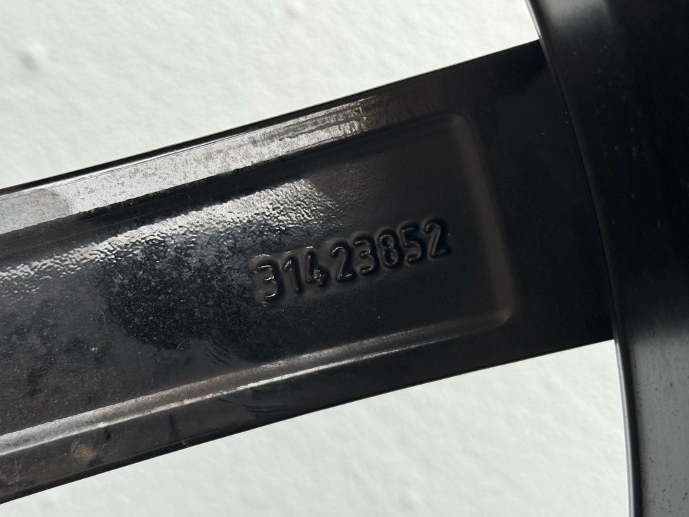 Volvo XC40 XC60 koła felgi 19 cali całoroczone Pirelli