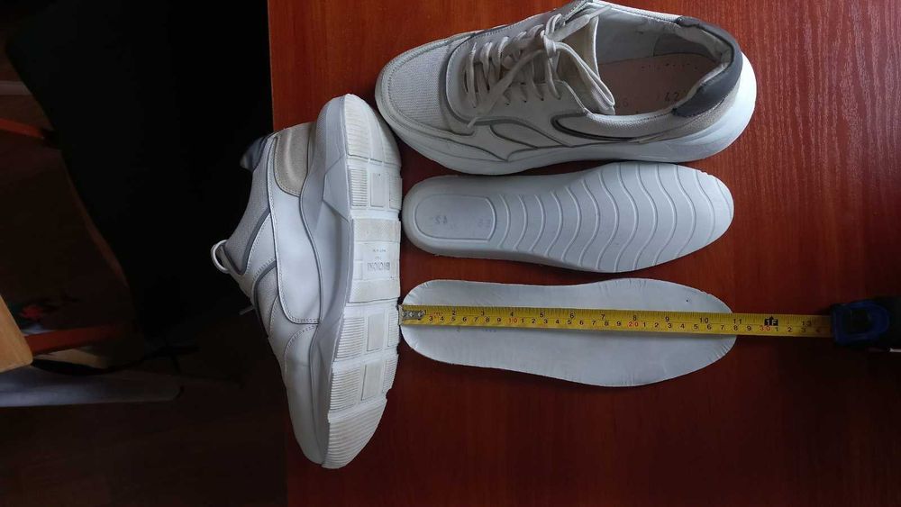 продам кросівки білі