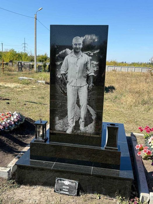 Памятники гранитные , лавки виготовлення та встановлення