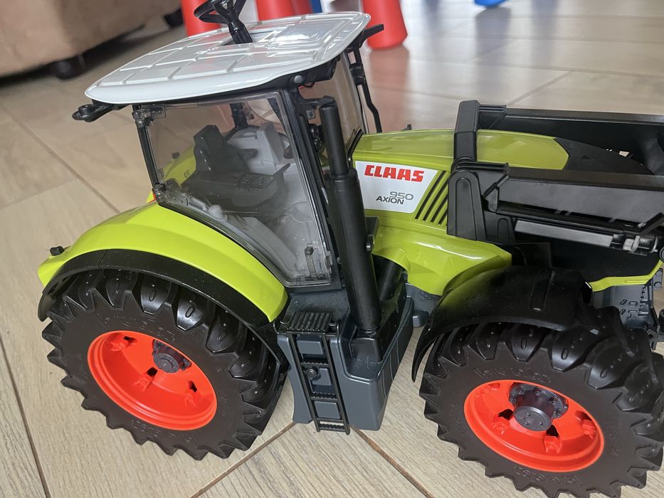 Bruder брудер трактор з навантажувачем Axion 950