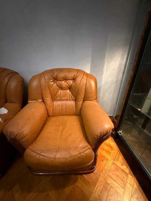 Продам комплект мягкой мебели под реставрацию. Диван и два кресла.