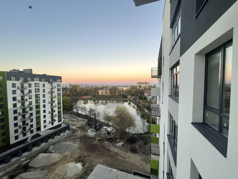 Готовий до ремонту 3-х кімннатний сирець біля міського озера