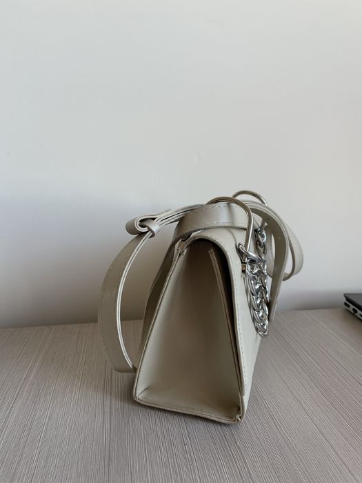 Бежева сумка Famo через плече з ланцюжком