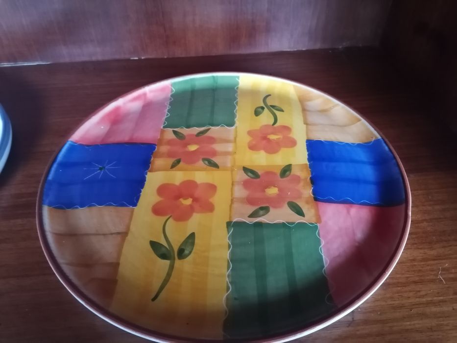 Pratos em barro, pintados à mão