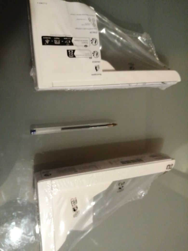 2 poleias / apoios para prateleiras IKEA	Em Madeira. Novas!!*