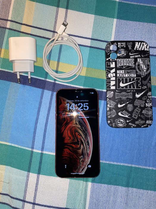 Iphone 11 vermelho em excelente estado