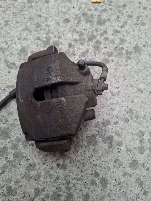 Продам передний правий супорт со скобой  от фольксваген