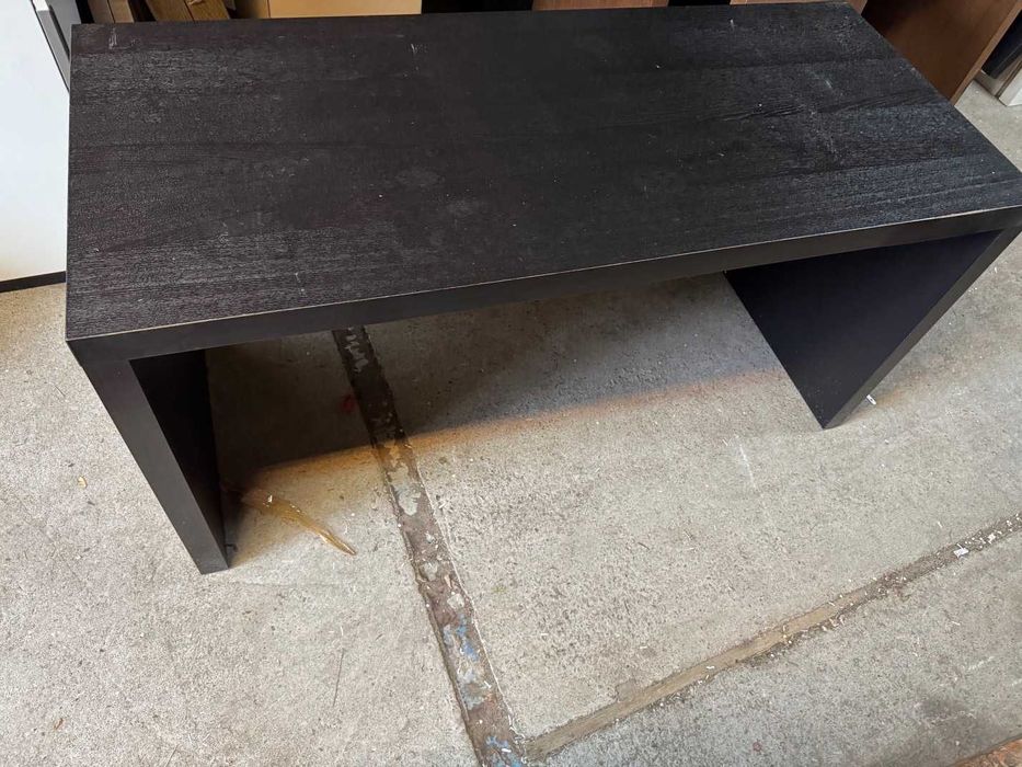 Biurka czarne 5szt+1 brazowe 151x68X wys.73 z panelem wysuwa panelem.