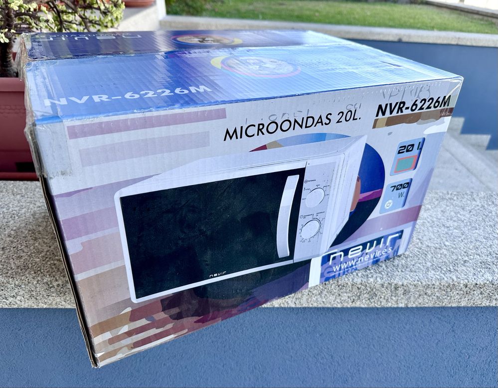 Micro-ondas 20 L novo na Caixa . Ganho num sorteio . Nunca utilzado .
