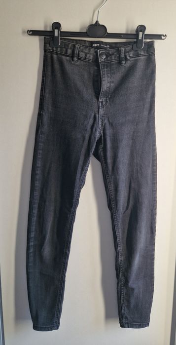 Czarne spodnie Cropp Denim, rozmiar 36, z elastycznego materiału,