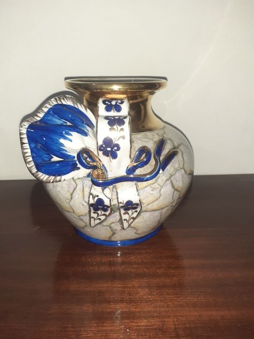 Jarra azul e dourada pintada à mão. Limonge