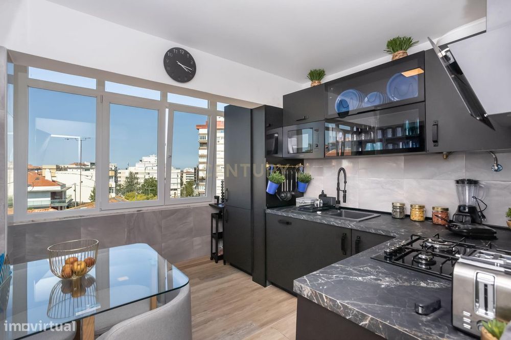 Apartamento T2 Renovado com Vista Panorâmica em Almada