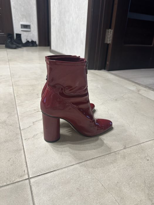 Лаковані червоні черевики на підборах Zara