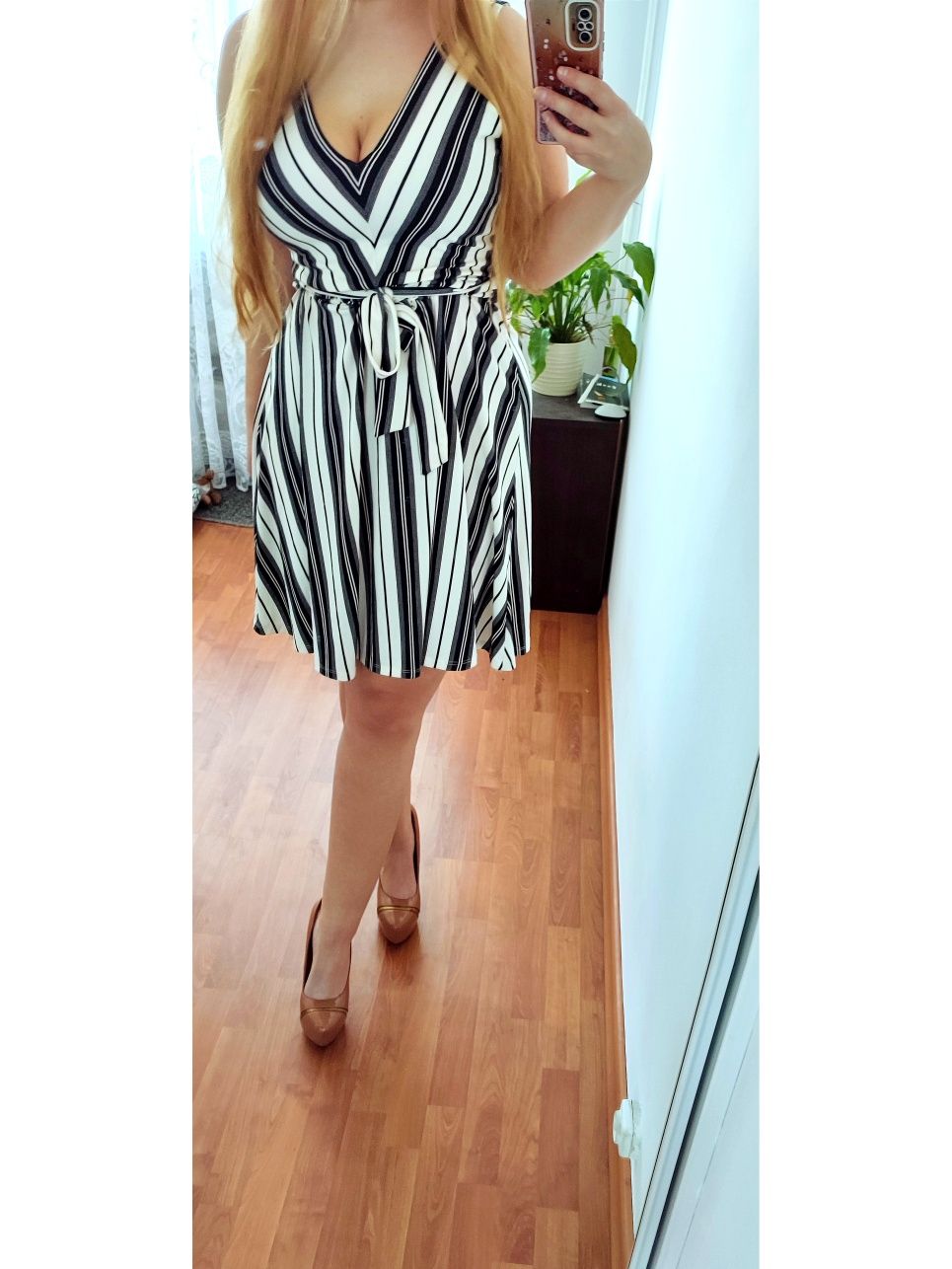 Sukienka biała czarna H&M letnia midi mini w paski M L rozkloszowana