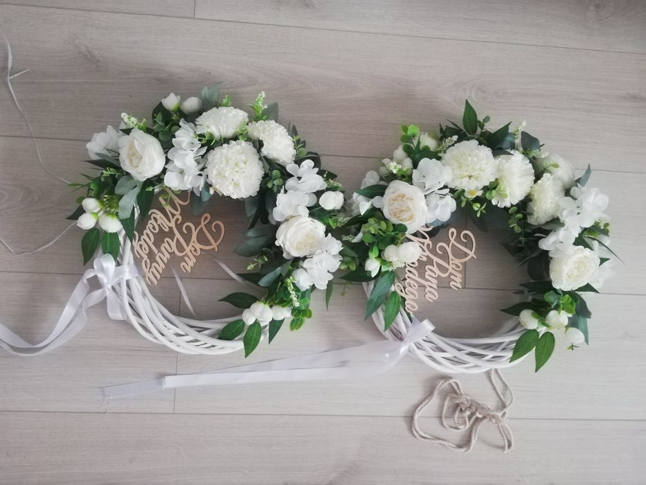 Dwa wianki ślubne na drzwi