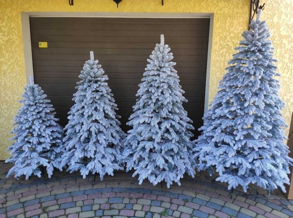 Ялинка,гірлянда та віночки