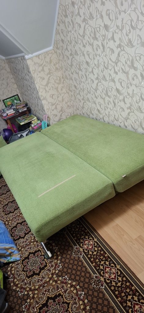 Диван в гарному стані