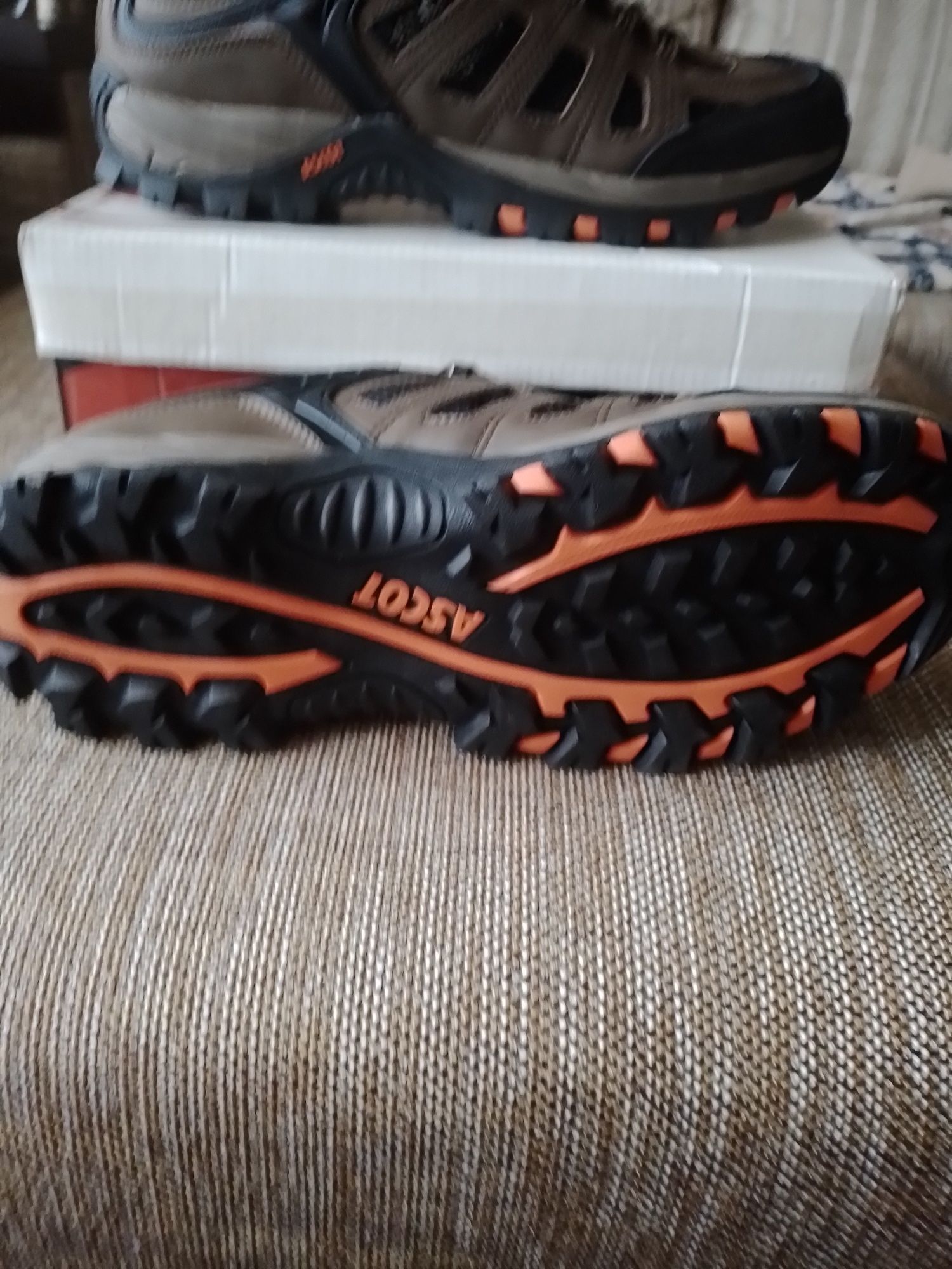 Продам кроссовки Ascot,42p.