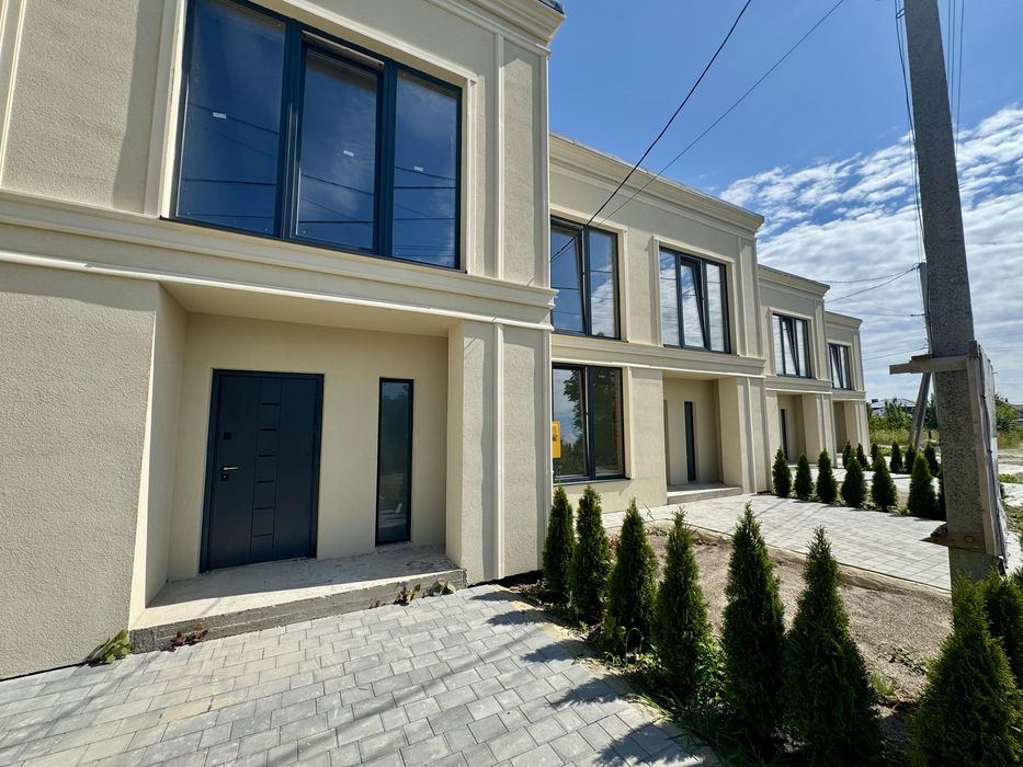 Котедж з власним подвір’ям та заїздом