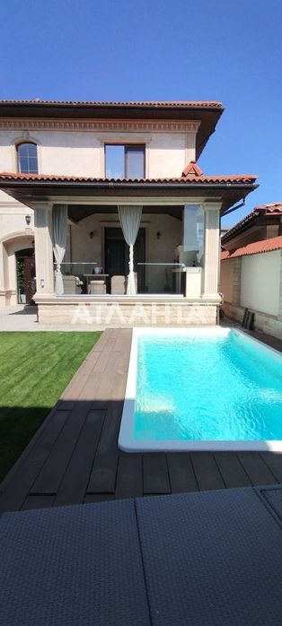 Добротный дом в Совиньоне с бассейном