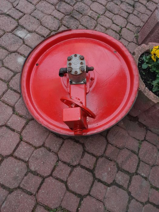 Koło wykaszające z napędem hydraulicznym