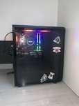 Komputer gamingowy wraz z monitorem