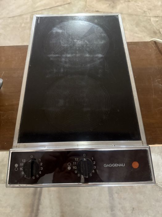 индукционную варочную поверхность  GAGGENAU  на две конфорки