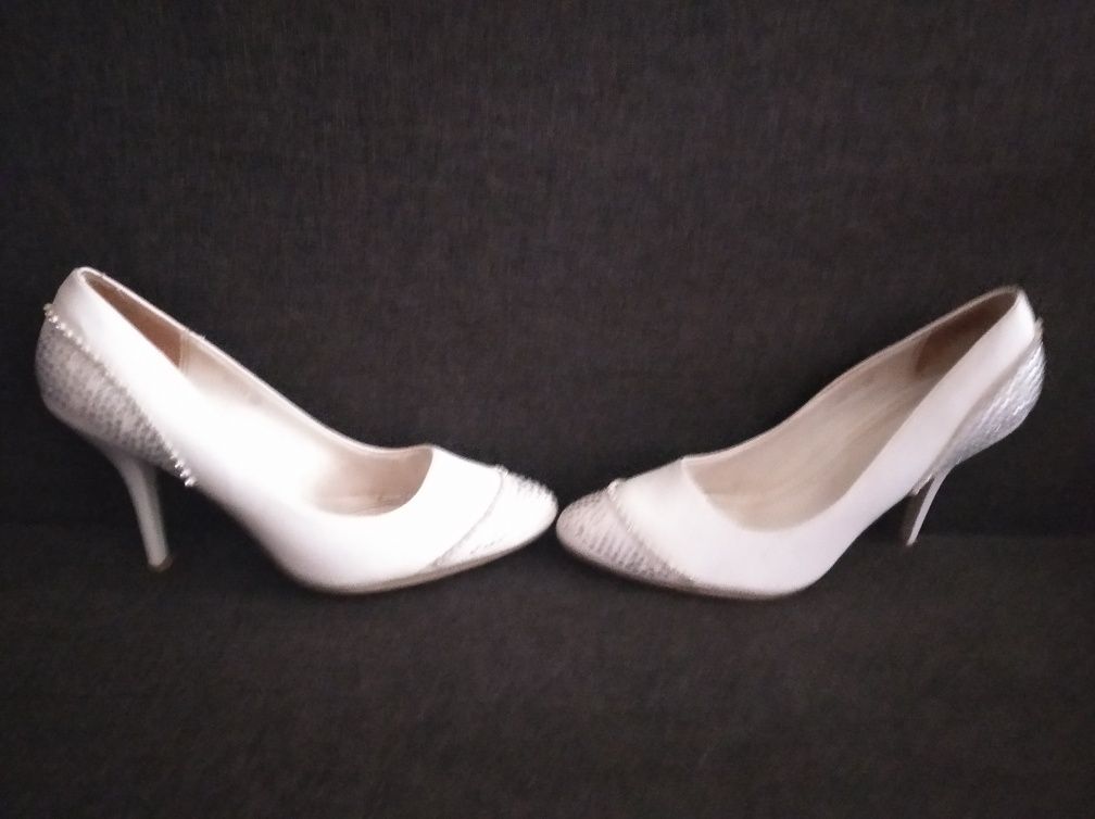 Туфли белые с камнями свадебные