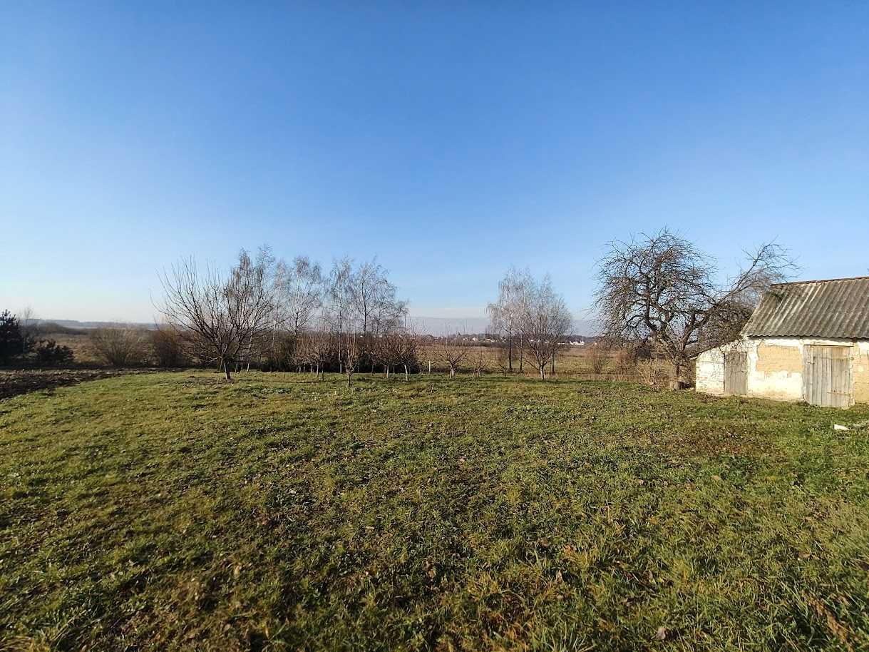 Незавершене будівництво з великим шматком землі в с.Панталія
