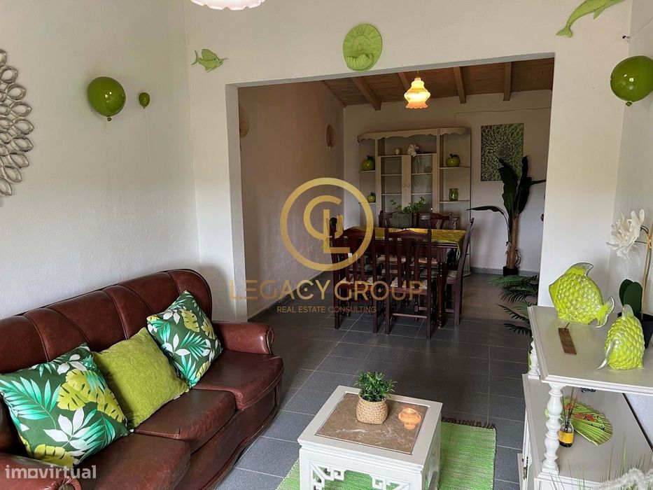 Apresentamos esta fantástica Moradia T3 totalmente recuperada e mobila