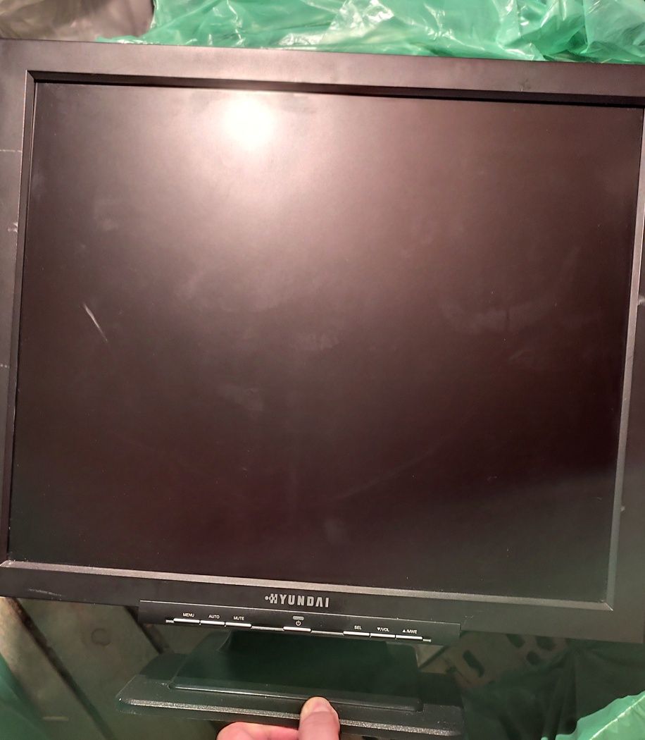 Monitory LCD 4szt