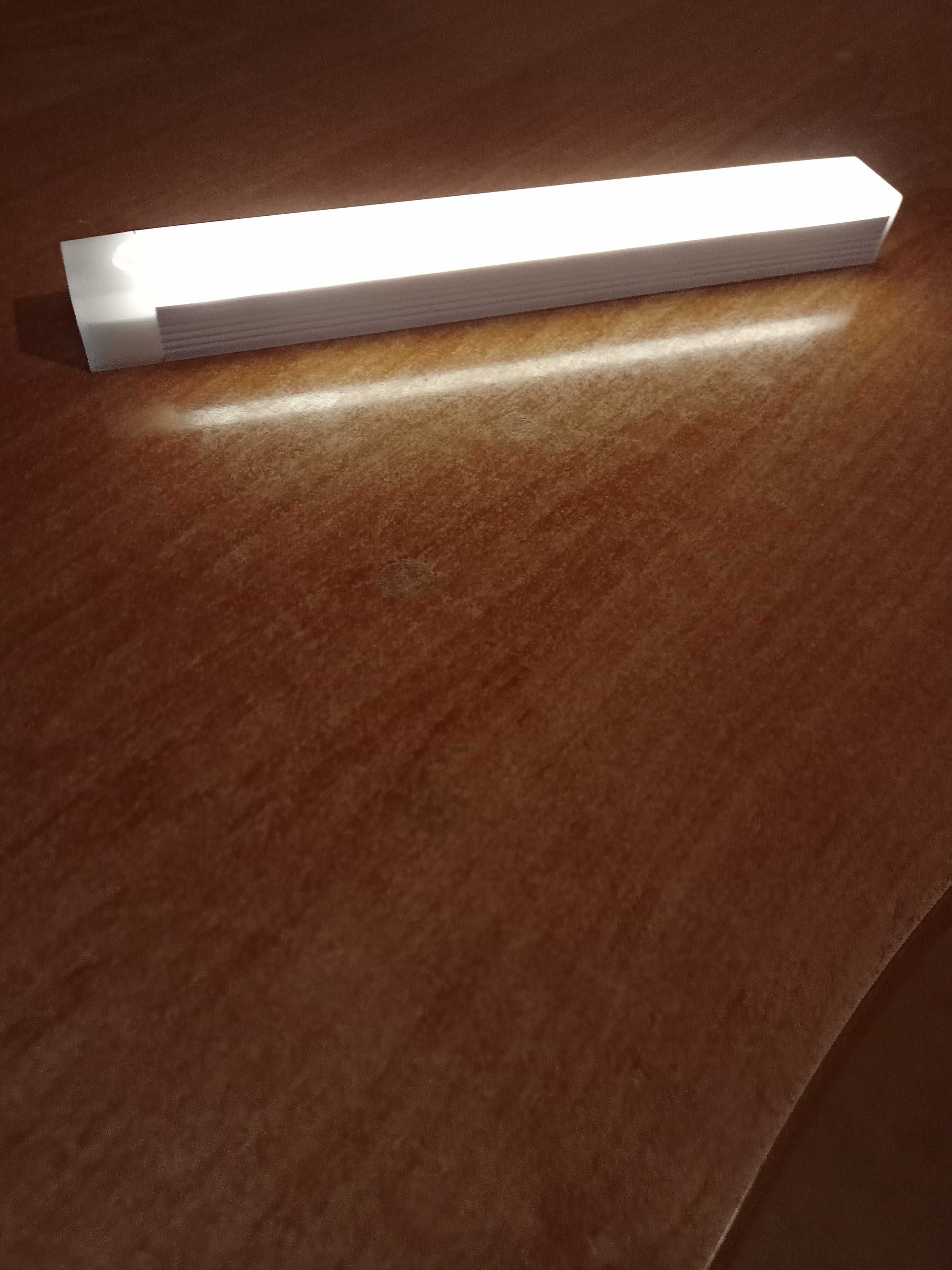 Lampka LED z czujnikiem ruchu, nowa, 20 cm długości. Ładowarka USB.