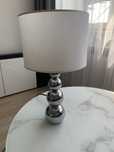 Lampa stolowa biało-srebrna