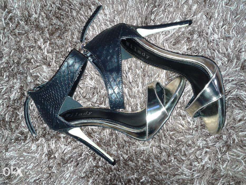 Czarno-złote szpilki sandały