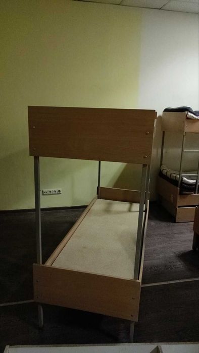 Ліжка двоярусні б/в на металевому каркасі