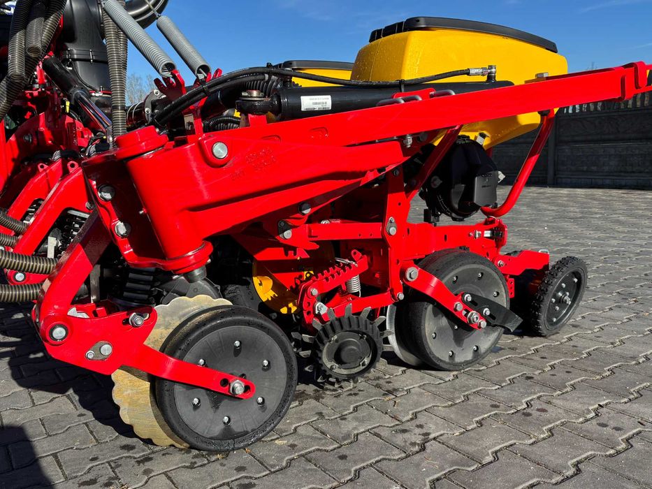 Siewnik punktowy Väderstad Tempo V8 + zbiornik czołowy FH 2200