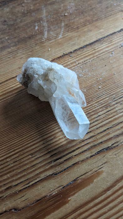 Quartzo branco empoeirado