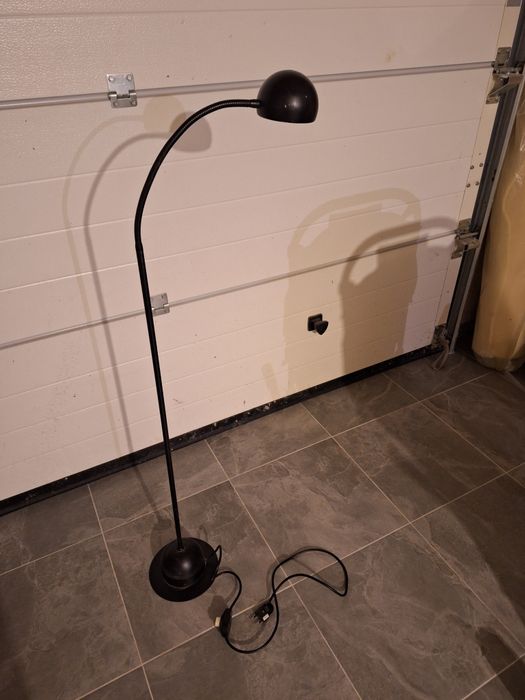 Lampa stojąca czarna