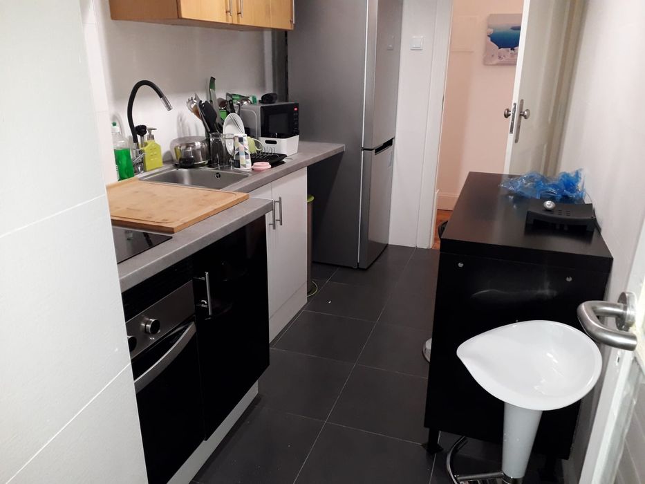 Quarto em Apart. (Próx Praça da República)