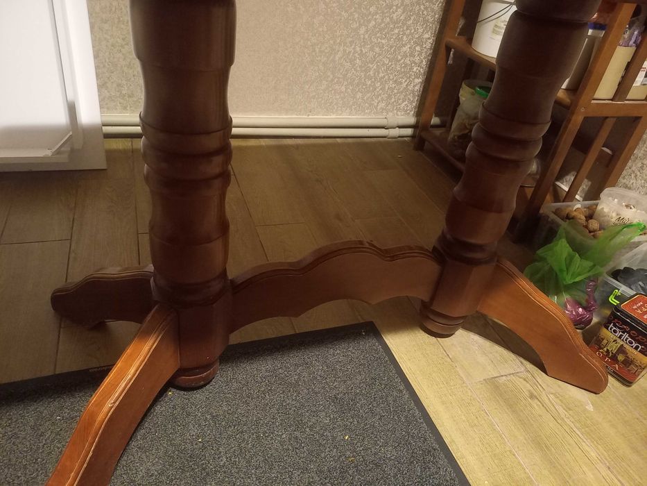 Стол для кухни из натурального дерева и табуретки.