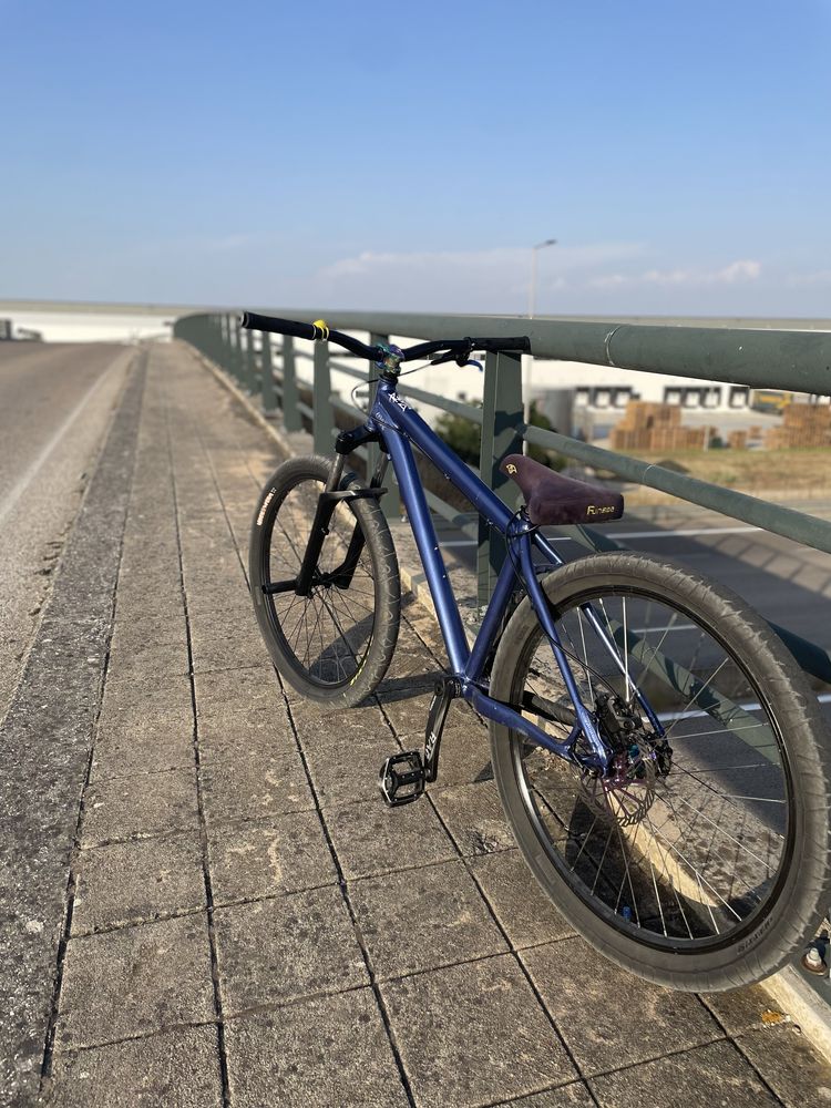 Bike aro 26  pra grau so pegar e andar.