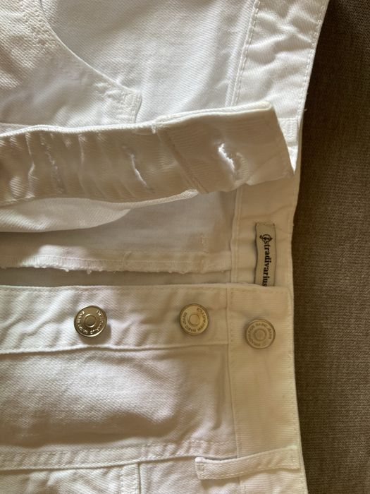 Saia de ganga branca com botoes à frente