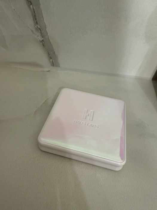 Haus Labs bio-radiant gel-powder highlighter rose quartz róż