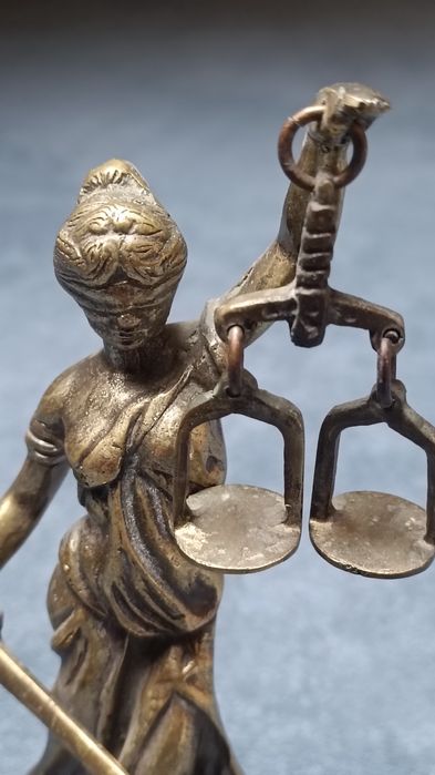 Figurka z mosiądzu Temida, Sprawiedliwość (wysokość 23 cm)