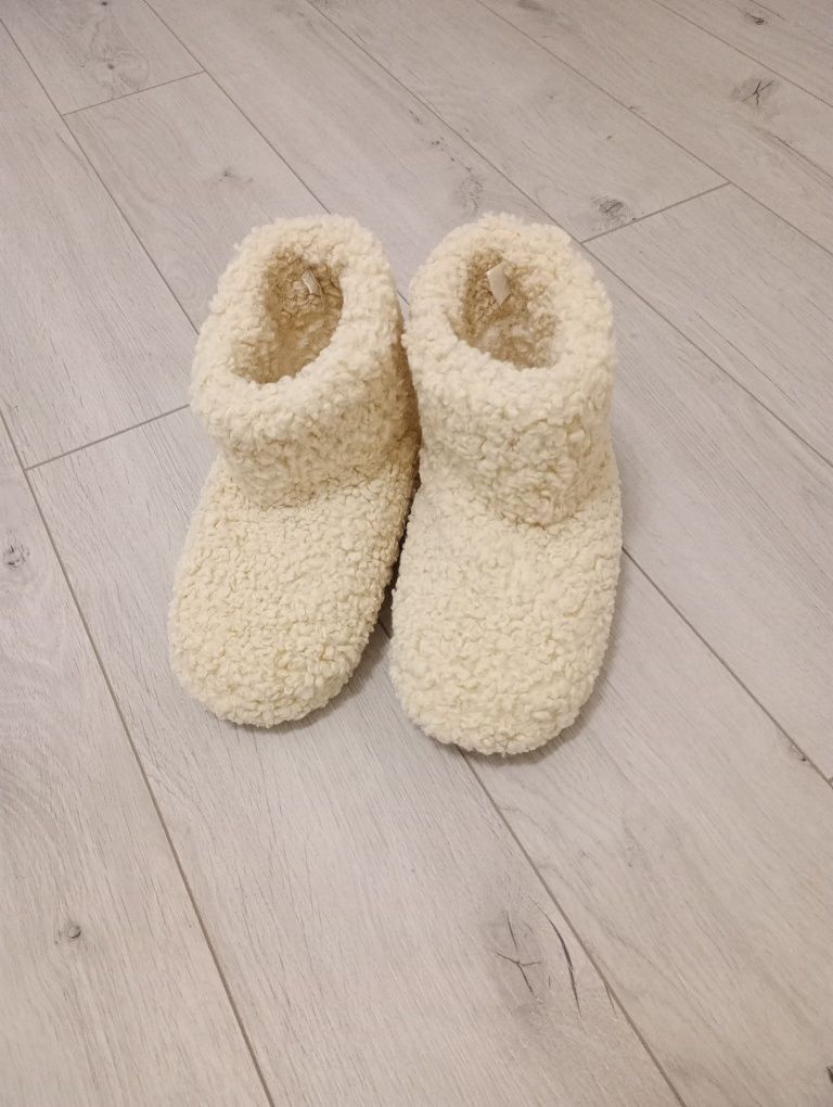 Ciepłe kapcie domowe, bambosze,buty zimowe, łapcie, beżowe NewYorker