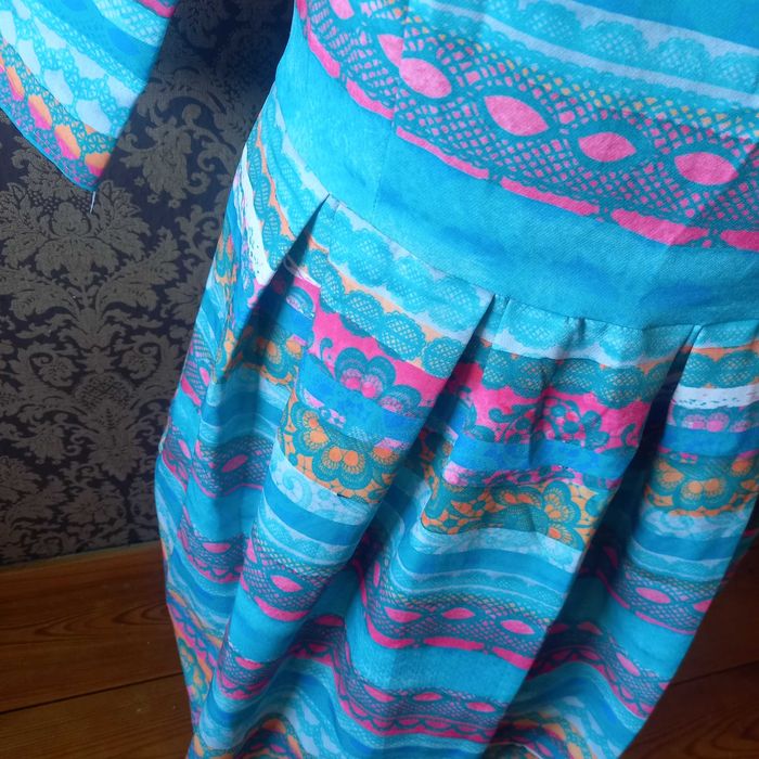 sukienka w paski wzory kolorowa rozkloszowana rękaw 3/4