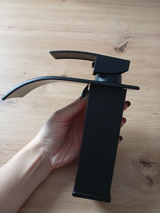 Bateria umywalkowa czarna efekt wodospadu